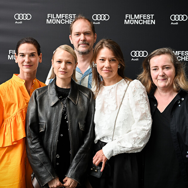 Frauenpower mit Mann auf der Premiere DIE GESCHÜTZTEN MÄNNER